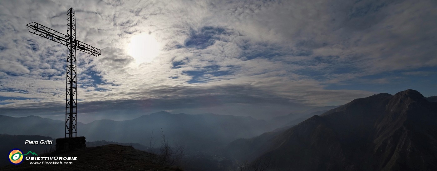 70 Alla croce del Pizzo di Spino (958 m) con vista verso la conca di Zogno col Canto Aleto e il Monte Zucco a dx.jpg